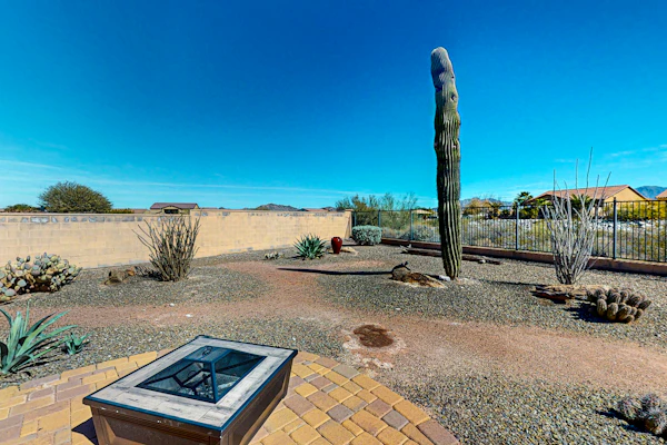 Single-level mountain view retreat with fenced yard, washer/dryer, & AC