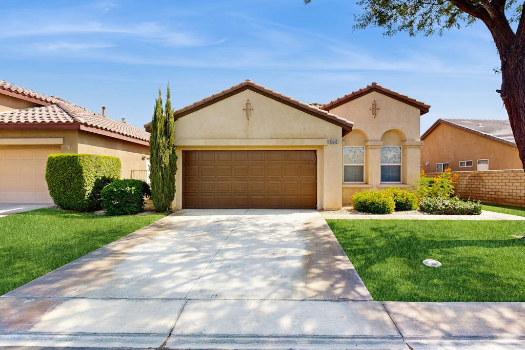 Serene home with pool spa, gas fireplace, AC, pool and golf access - dogs ok