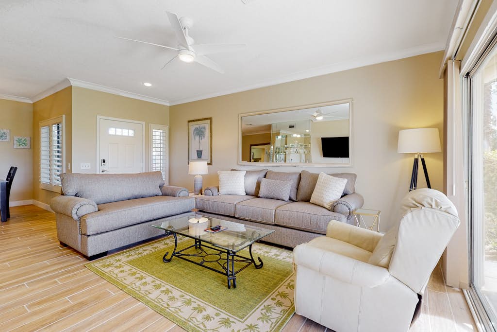 Stunning condo with fireplace, W/D, tennis court, pool, hot tub, grill, & patio