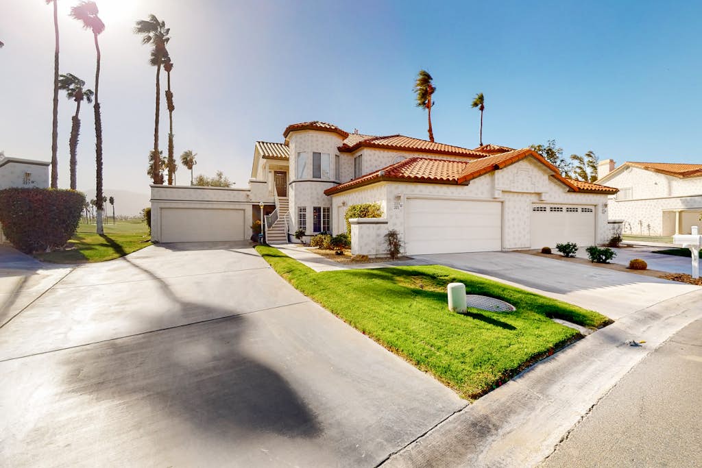 Stunning condo with fireplace, W/D, tennis court, pool, hot tub, grill, & patio