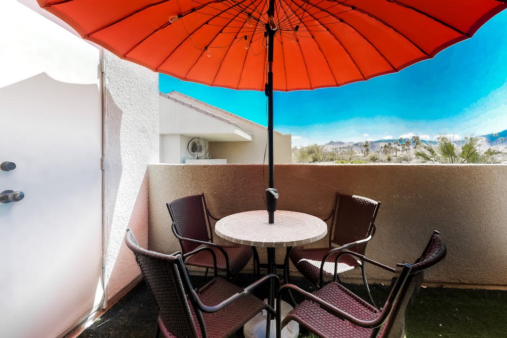 Dog-friendly condo w/ two shared outdoor pools, spas & tennis court