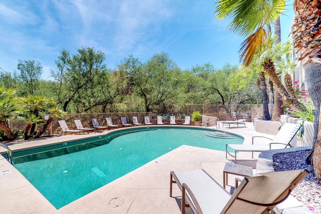 Bright condo with balcony, shared  pool & hot tub, central AC, fireplace