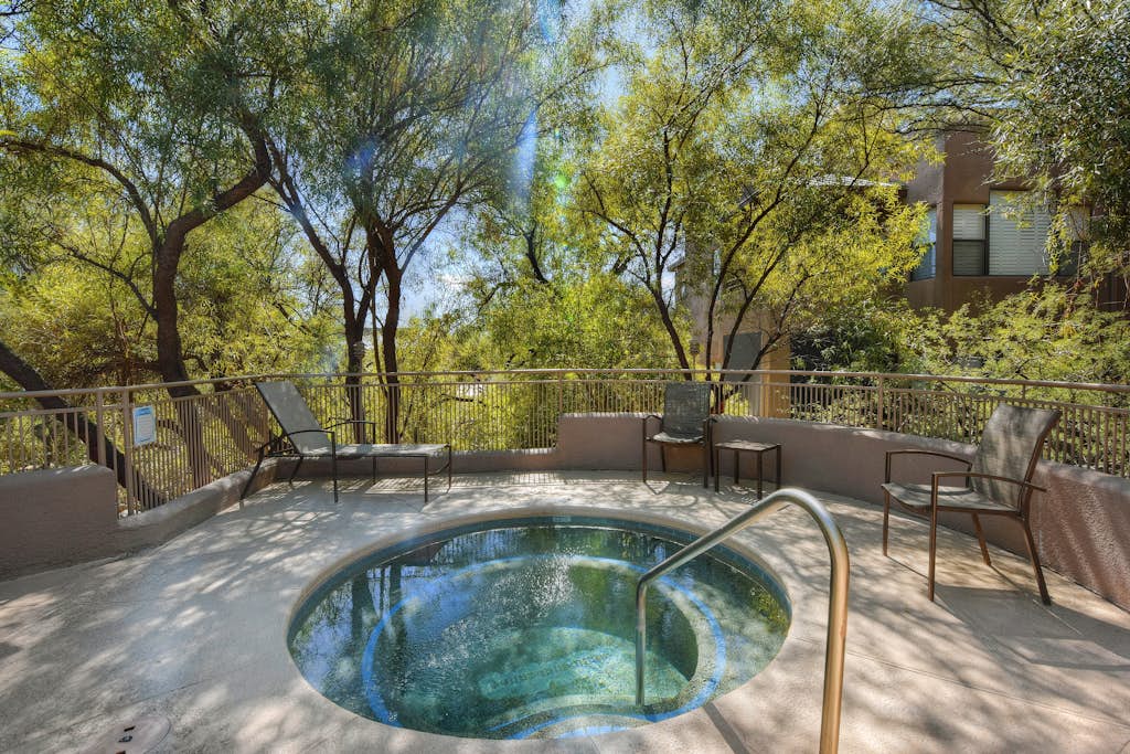 Bright condo with balcony, shared  pool & hot tub, central AC, fireplace