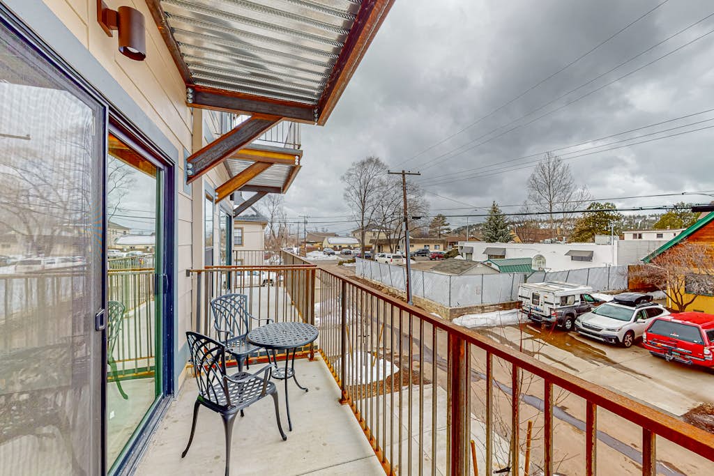 Brand-new downtown townhouse with mountain views, patio, balcony, streaming, AC