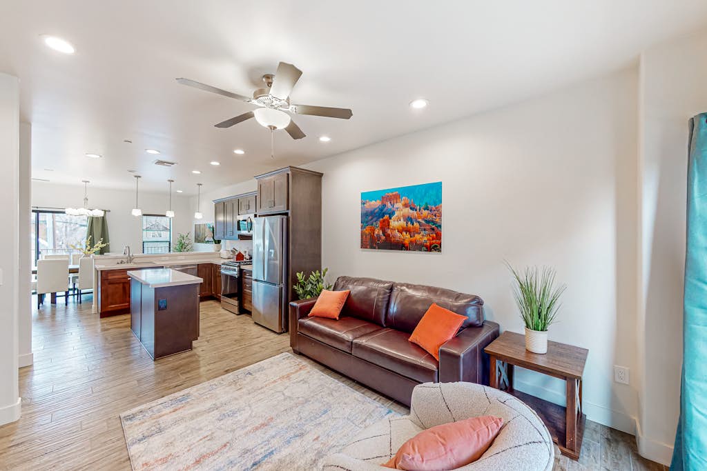 Brand-new downtown townhouse with mountain views, patio, balcony, streaming, AC