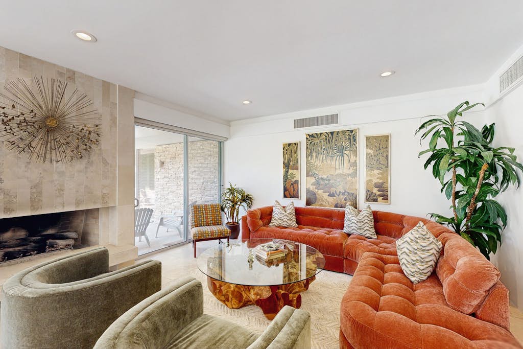 Exquisite retreat with pool, spa, fireplace, golf & mountain view, dog-friendly!