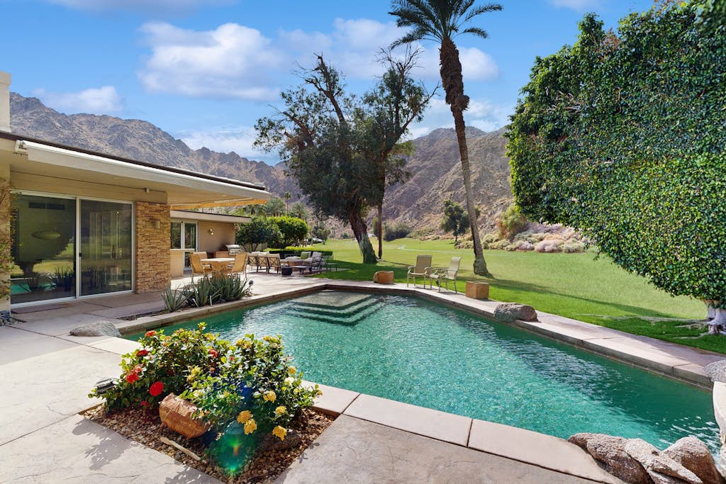 Exquisite retreat with pool, spa, fireplace, golf & mountain view, dog-friendly!