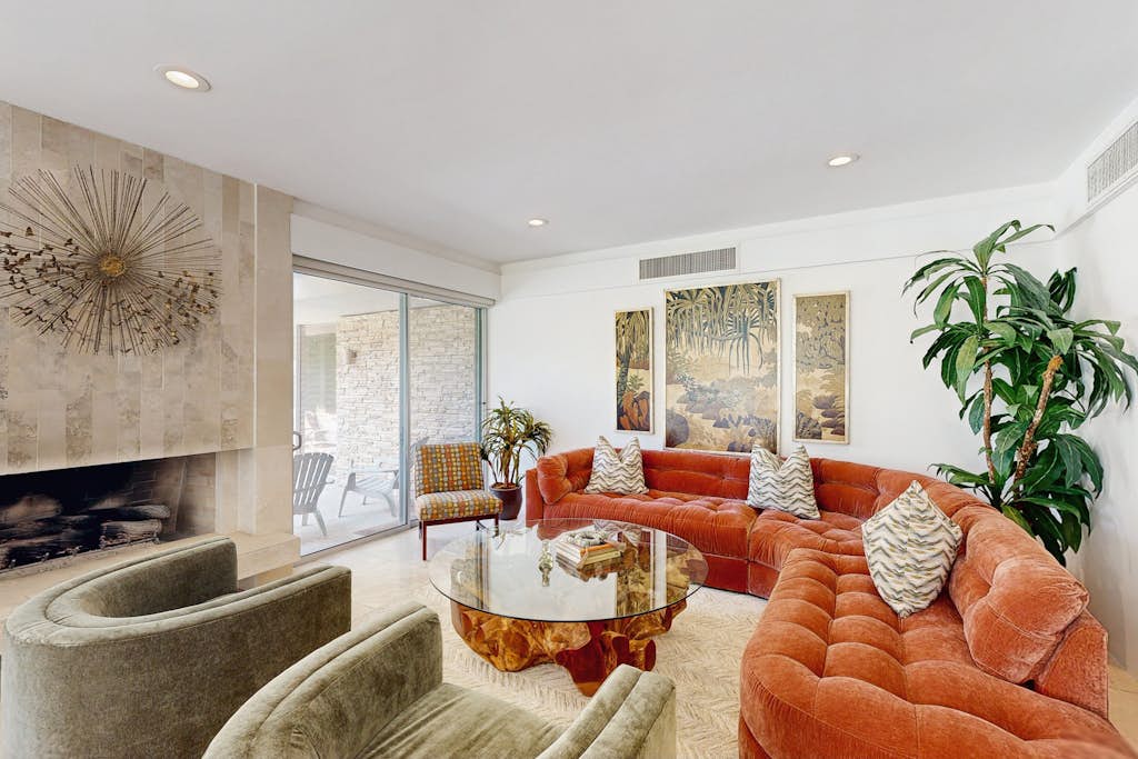 Exquisite retreat with pool, spa, fireplace, golf & mountain view, dog-friendly!