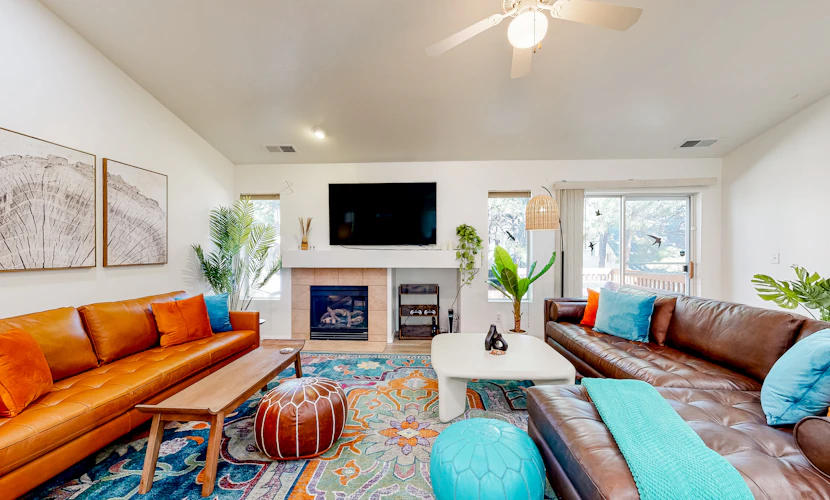 Adventurer's retreat with PS5, modern kitchen, private patio, & desert views