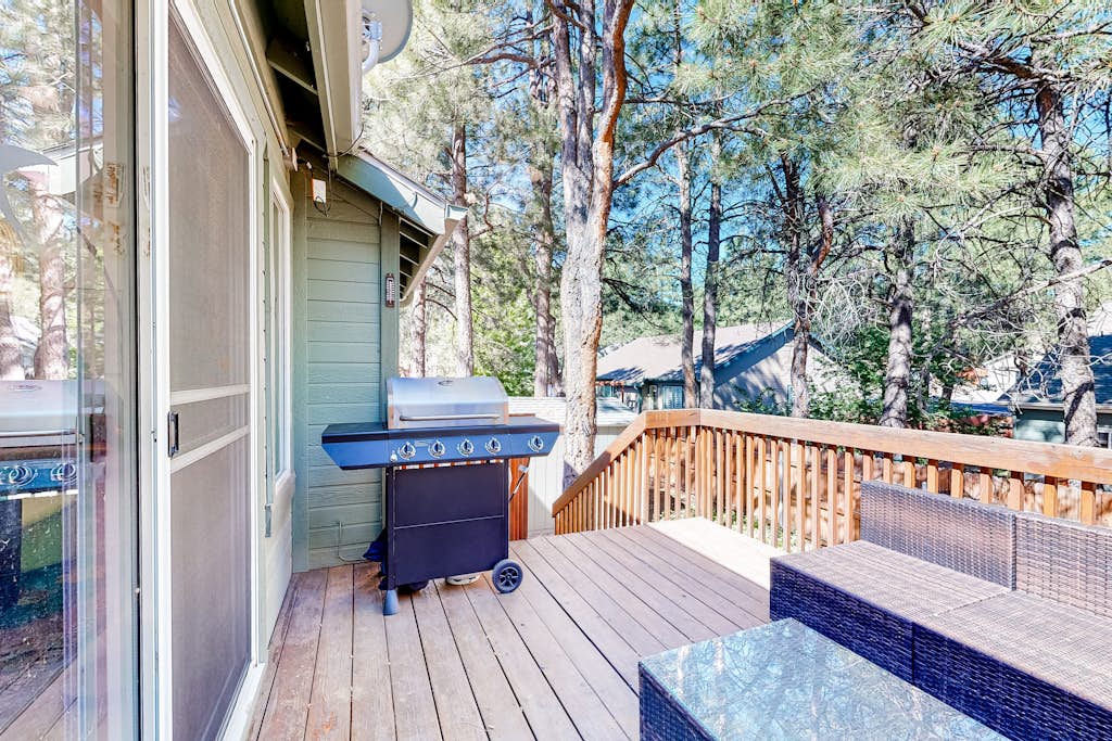 Adventurer's retreat with PS5, modern kitchen, private patio, & desert views