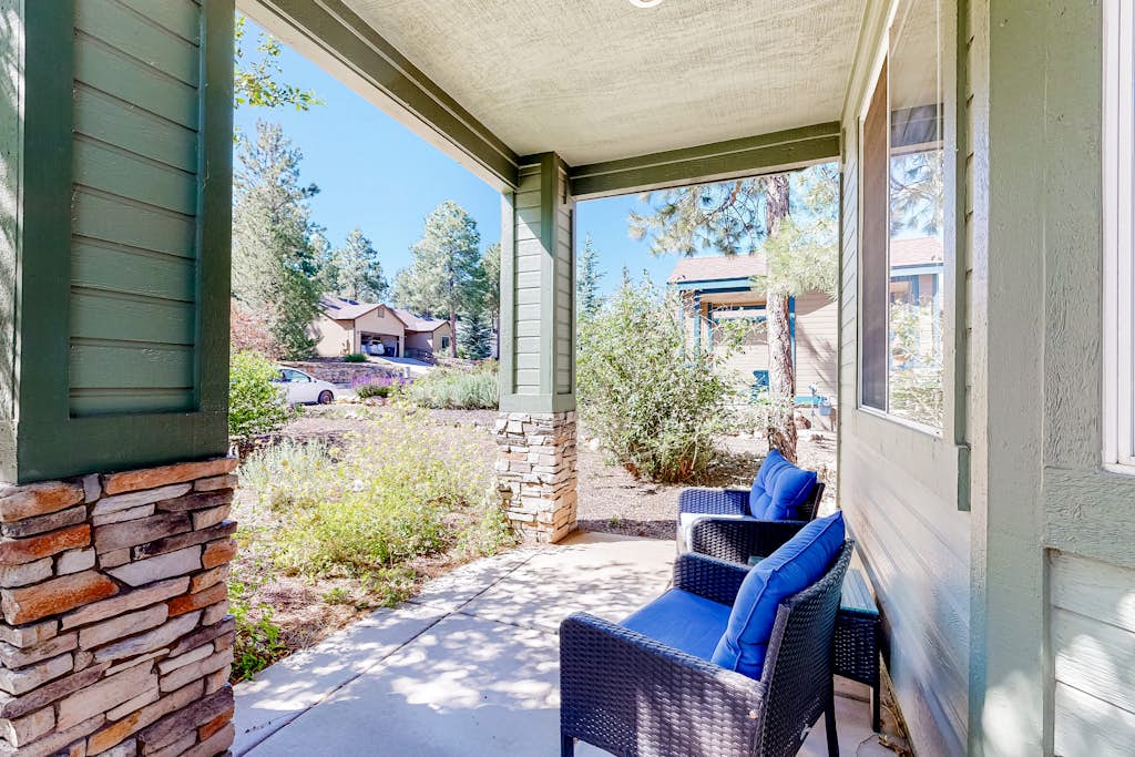 Adventurer's retreat with PS5, modern kitchen, private patio, & desert views