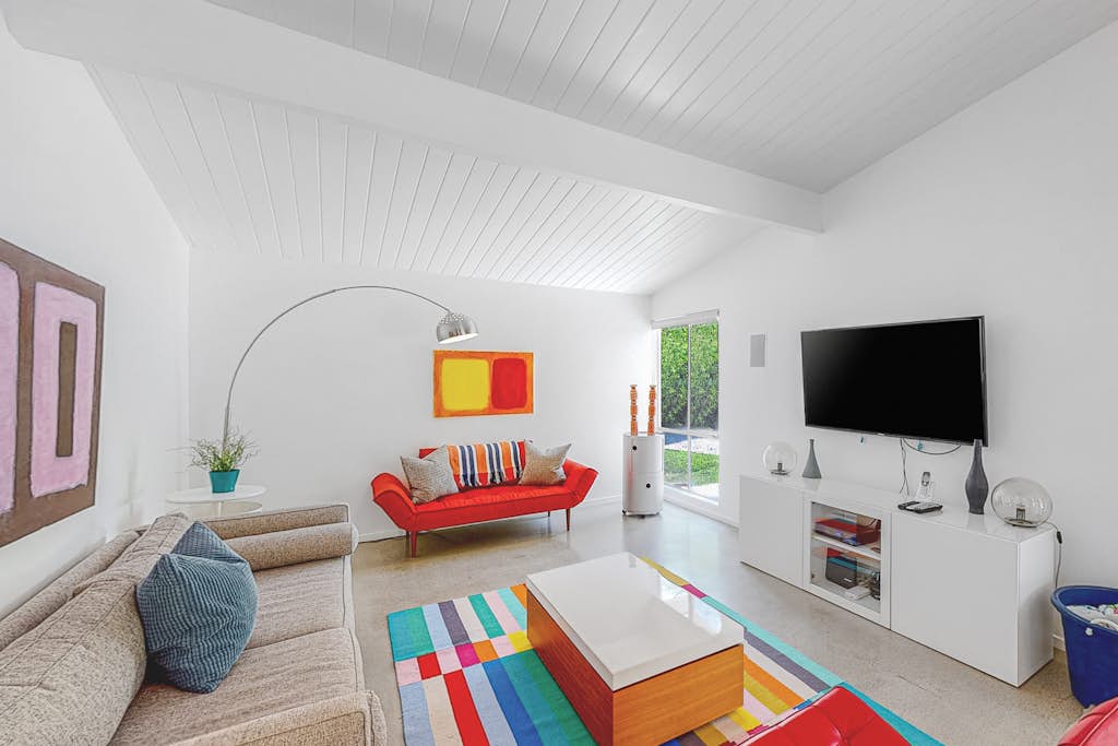 Sophisticated & modern home w/private gas grill, heated outdoor pool, large lawn