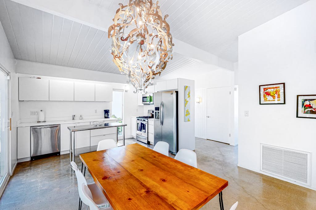 Sophisticated & modern home w/private gas grill, heated outdoor pool, large lawn