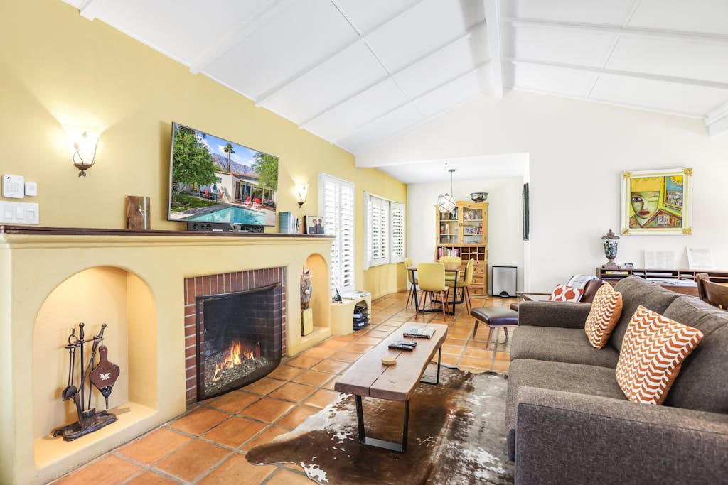 Charming desert getaway with lush garden, private pool & spa - close to downtown