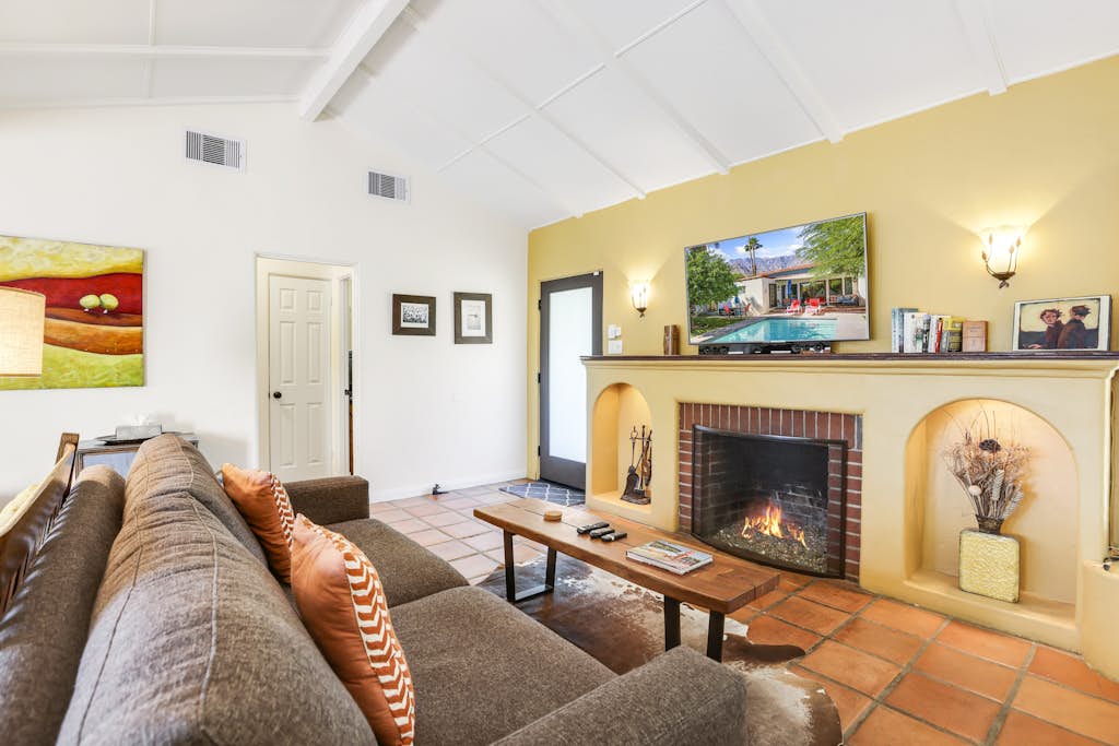Charming desert getaway with lush garden, private pool & spa - close to downtown