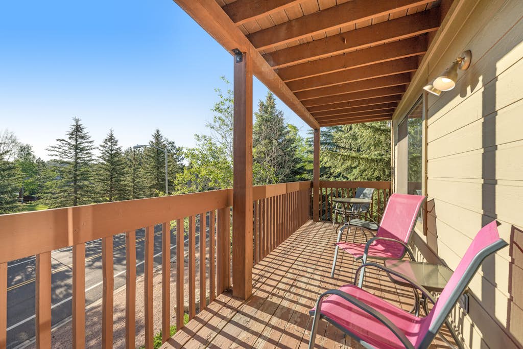 Placid home with new fireplace, full kitchen, gas grill, patio, & washer/dryer