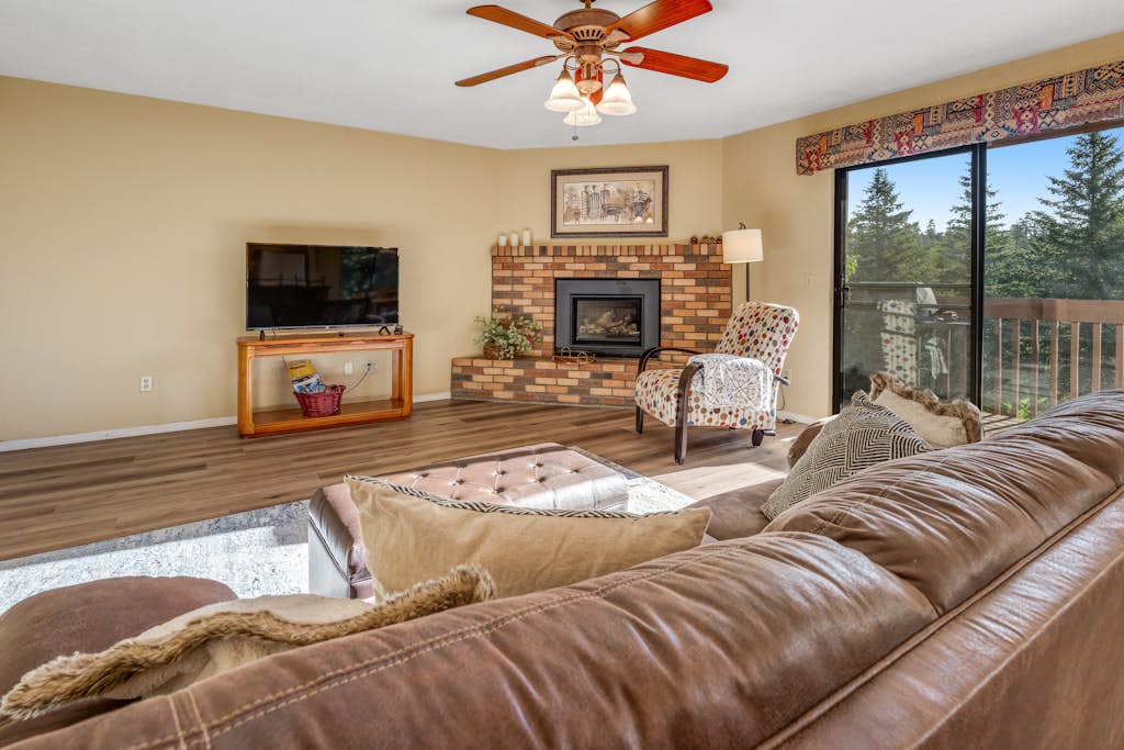 Placid home with new fireplace, full kitchen, gas grill, patio, & washer/dryer