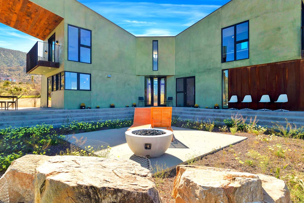 Desert stunner in Joshua Tree with mountain view - near town & park entrance