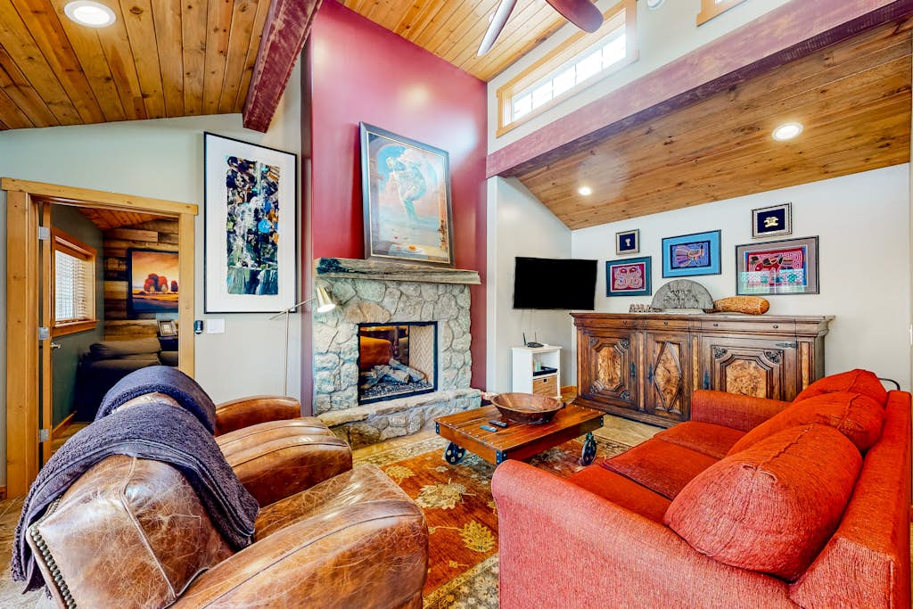 Downtown guest house with yard, grill, streaming, fireplace, & washer/dryer