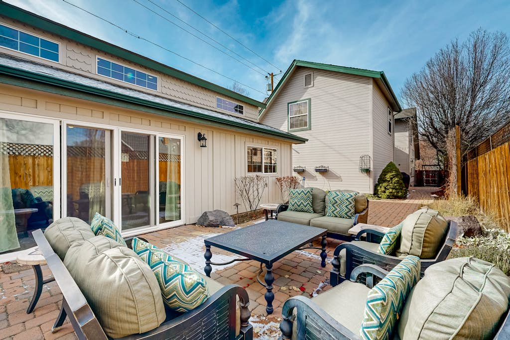 Downtown guest house with yard, grill, streaming, fireplace, & washer/dryer