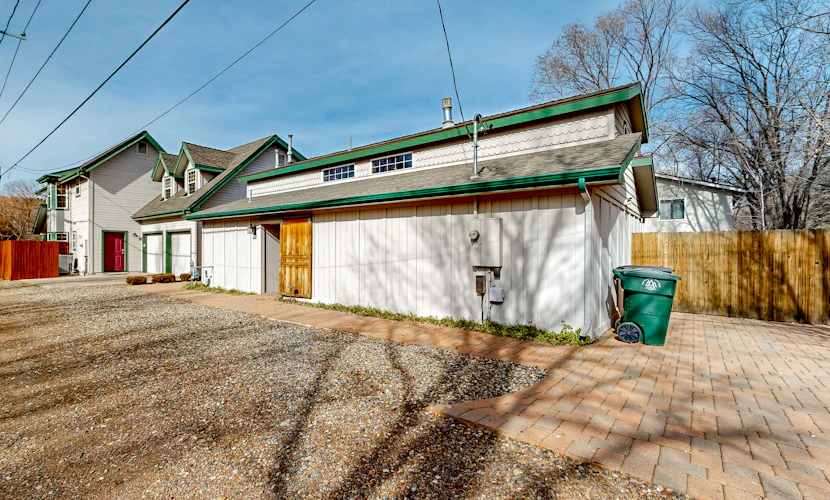 Downtown guest house with yard, grill, streaming, fireplace, & washer/dryer