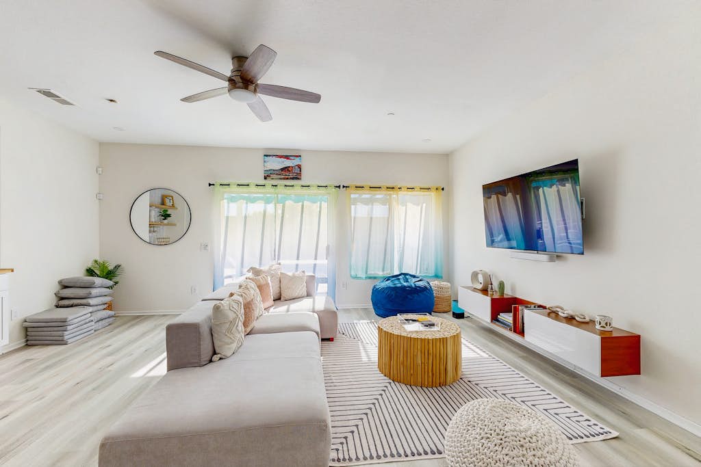Luxe Palm Springs home with pool, covered outdoor kitchen, & mtn views, dogs OK