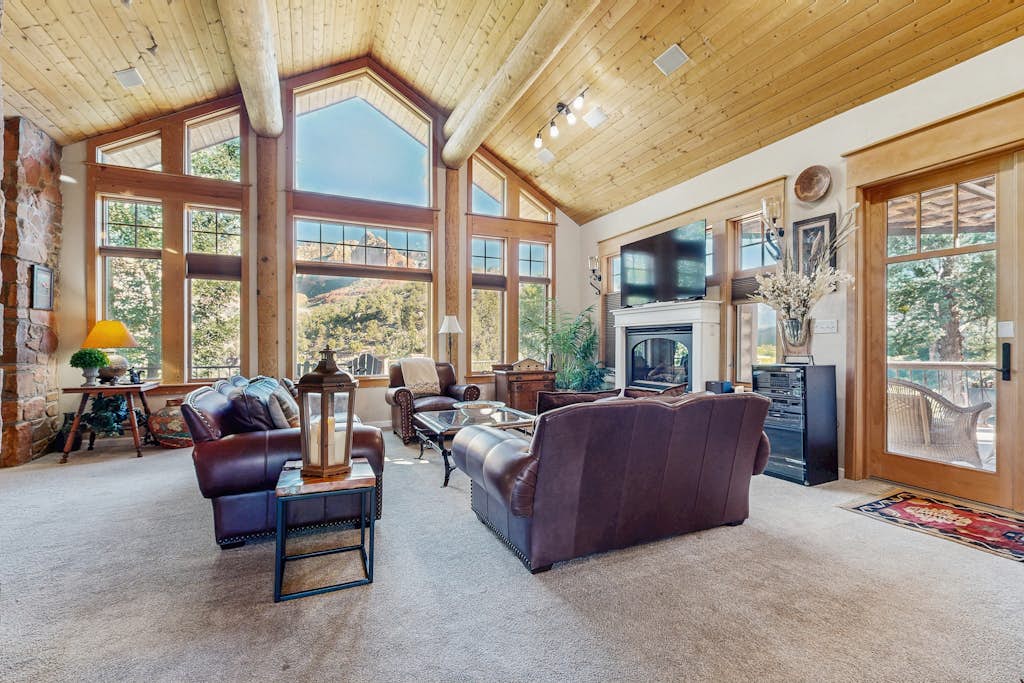 Beautiful Sedona home with large country kitchen & amazing, 280-degree views