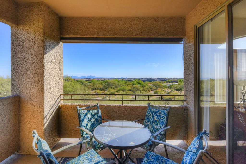 Open & bright condo with WiFi, W/D, pool, hot tub & panoramic views