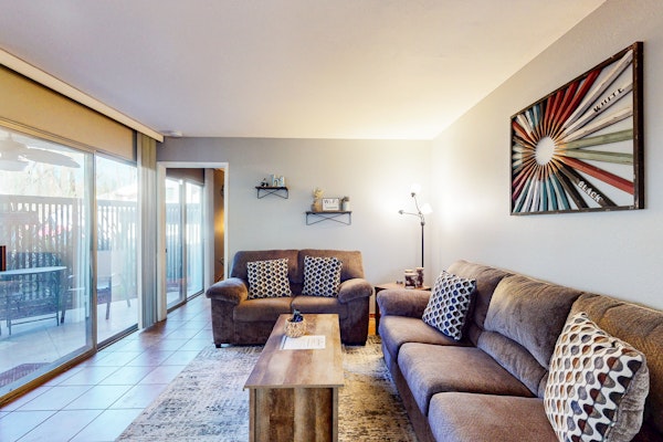 Delightful escape near downtown with shared pool & hot tub + private gas grill