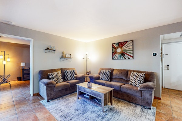 Delightful escape near downtown with shared pool & hot tub + private gas grill