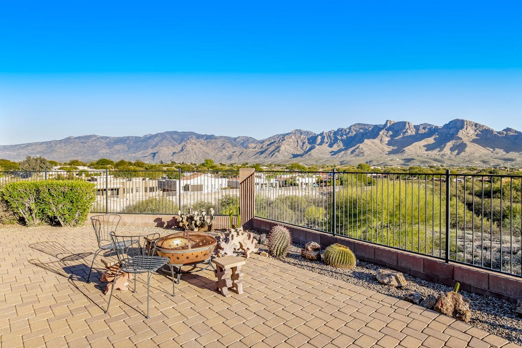 Desert oasis with mountain-views, private patio, grill, washer/dryer, & AC