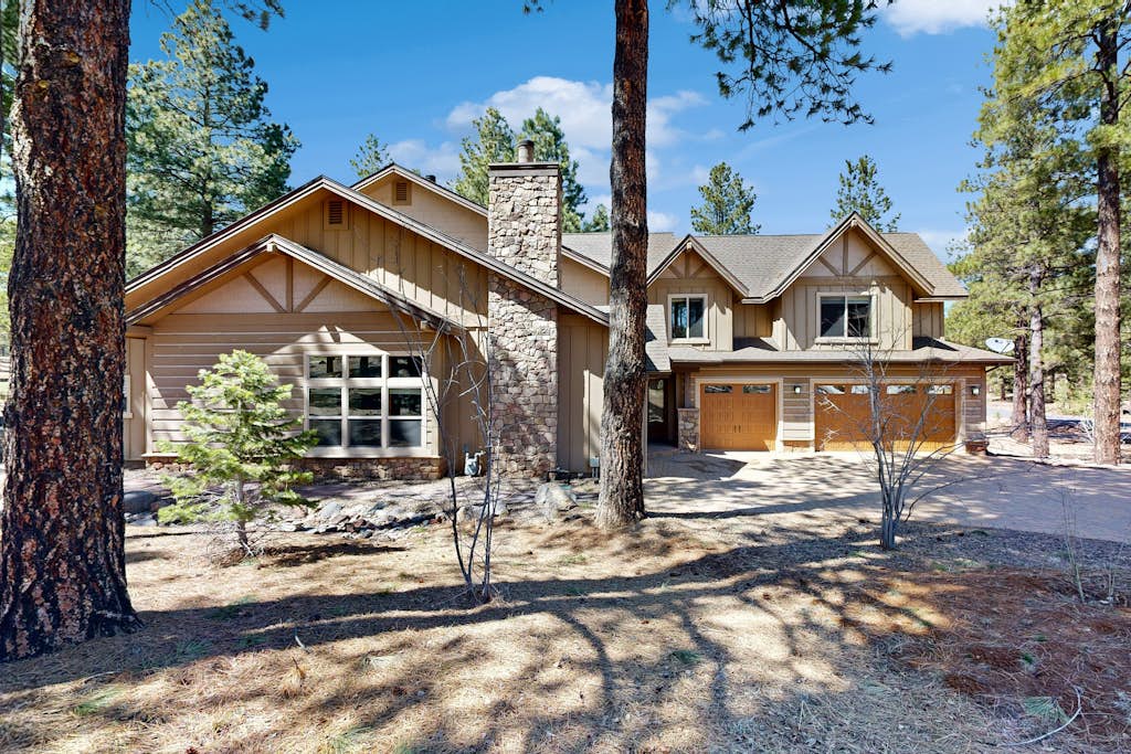 Exquisite home with mountain views, fireplaces, game room & private Hot tub