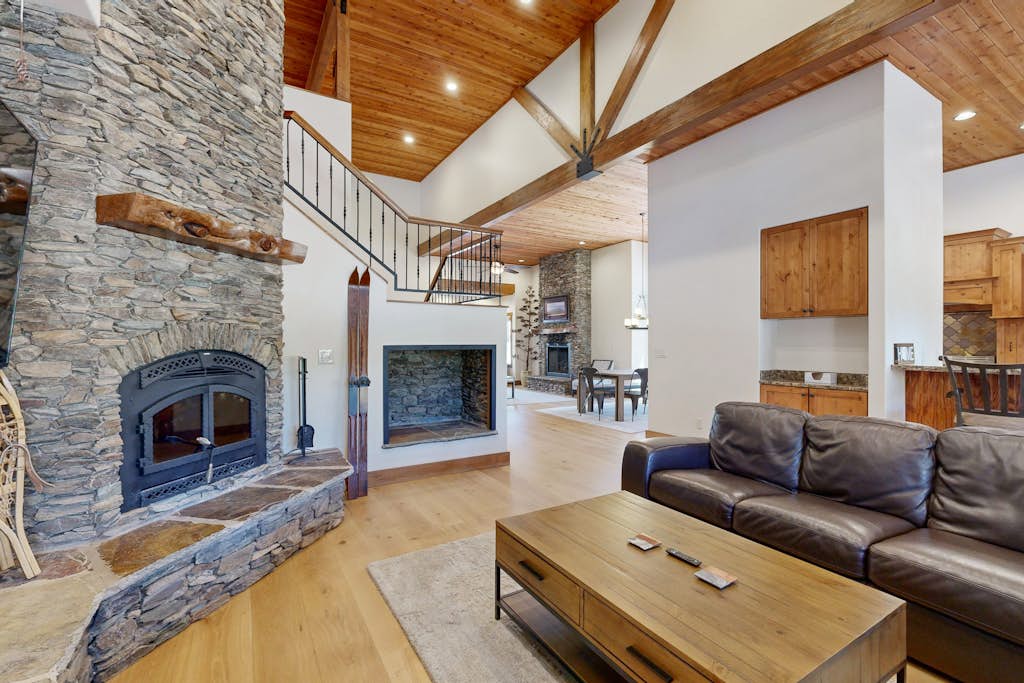Exquisite home with mountain views, fireplaces, game room & private Hot tub