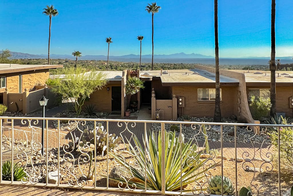 Lovely condo with desert views, on site golf, heated pool, & fitness center