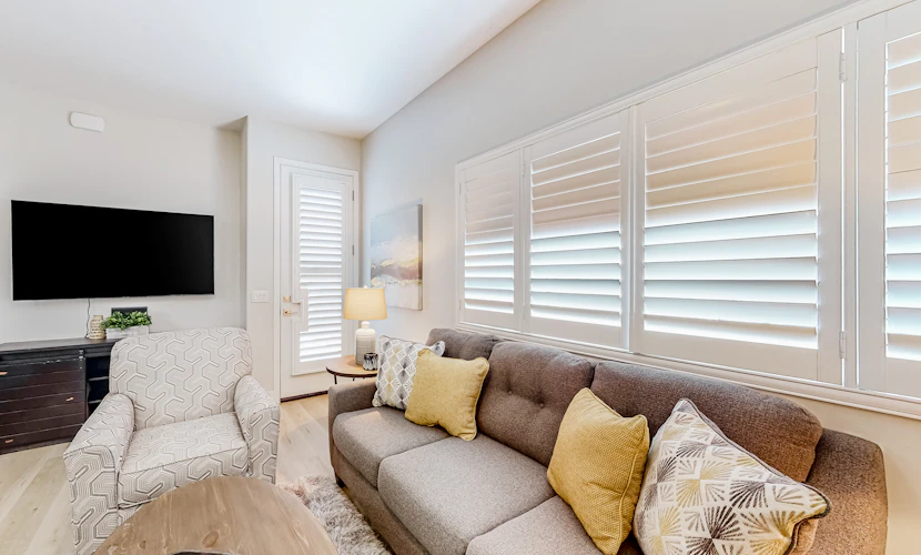 Beautiful dog-friendly condo with pool, central AC, & washer/dryer