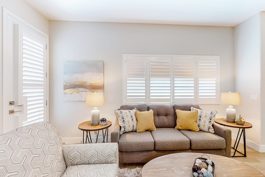 Beautiful dog-friendly condo with pool, central AC, & washer/dryer