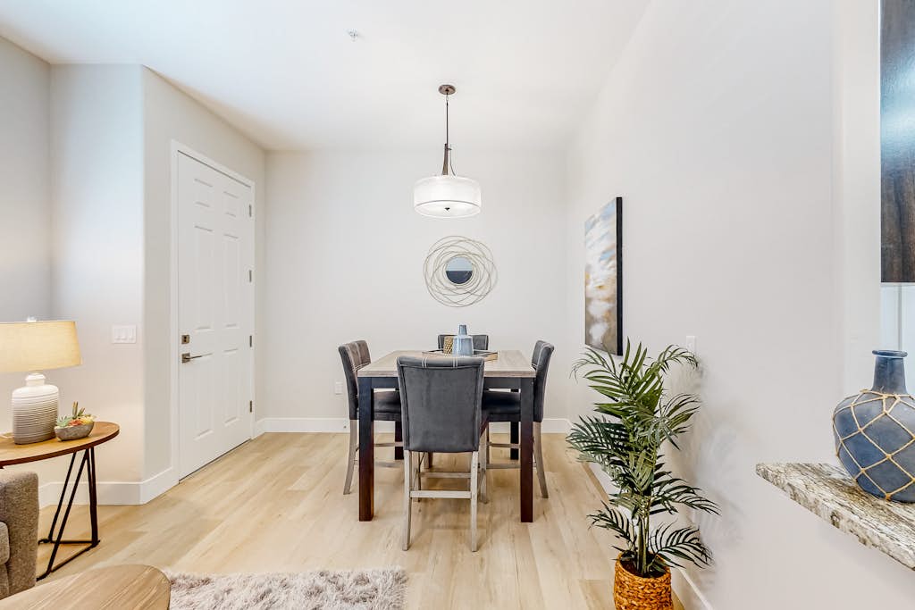 Beautiful dog-friendly condo with pool, central AC, & washer/dryer