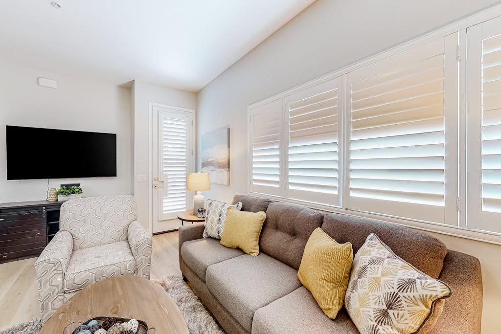 Beautiful dog-friendly condo with pool, central AC, & washer/dryer