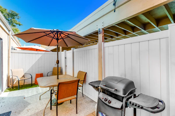 Comfortable, dog-friendly condo in a gated community w/ a shared pool