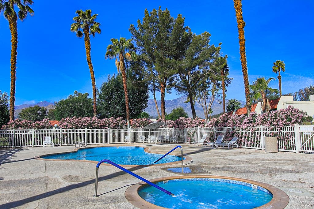 Comfortable, dog-friendly condo in a gated community w/ a shared pool