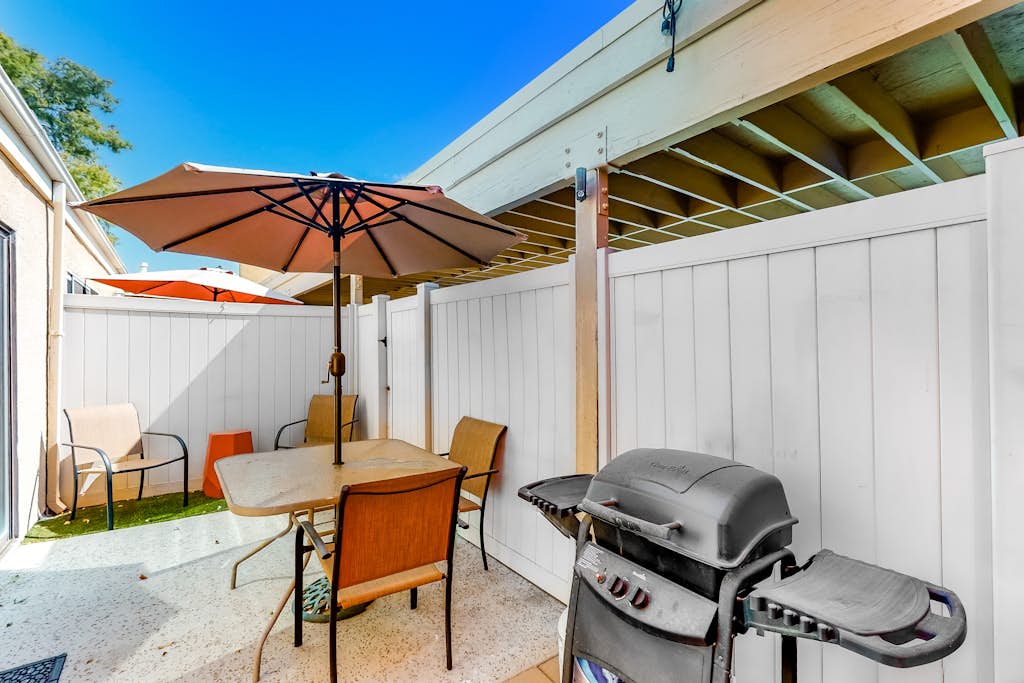 Comfortable, dog-friendly condo in a gated community w/ a shared pool