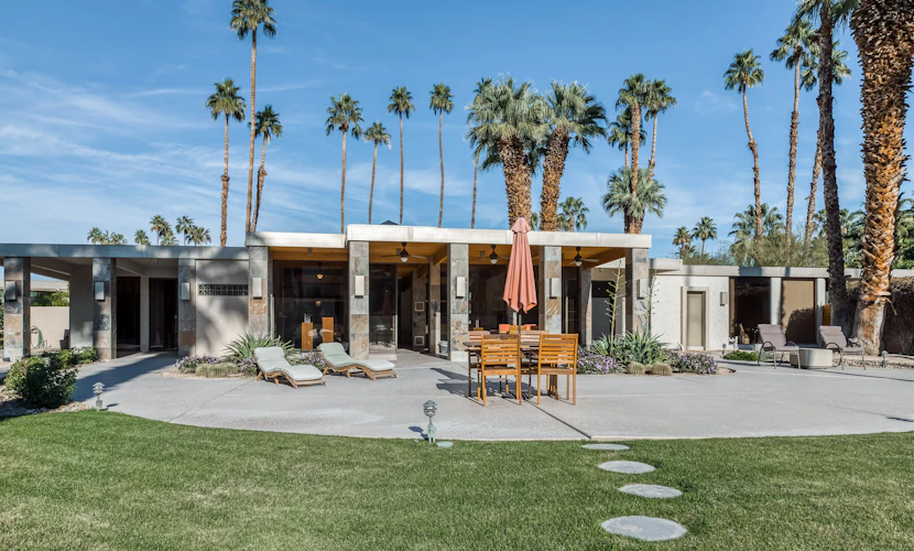 Luxurious home w/ expansive patio, shared pool, gas fireplace, mountain views