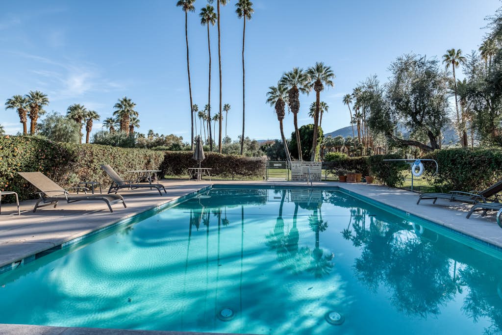 Luxurious home w/ expansive patio, shared pool, gas fireplace, mountain views