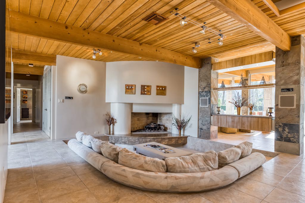 Luxurious home w/ expansive patio, shared pool, gas fireplace, mountain views