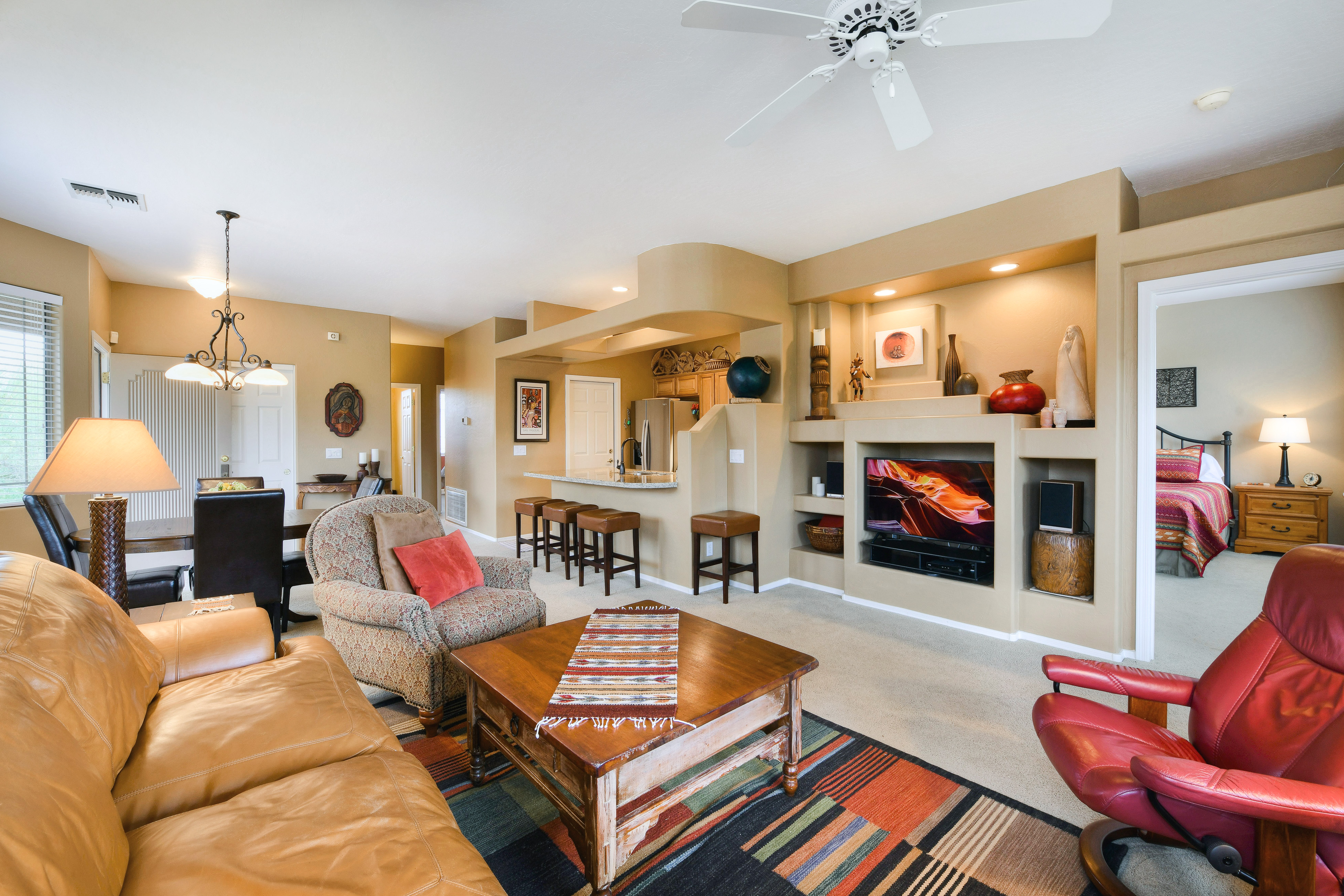 Dog-friendly condo close to hiking with outdoor pool, hot tub & fitness room