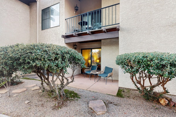 Charming Condo w/ Red Rock views, shared pool/hot tub & pickleball/tennis courts