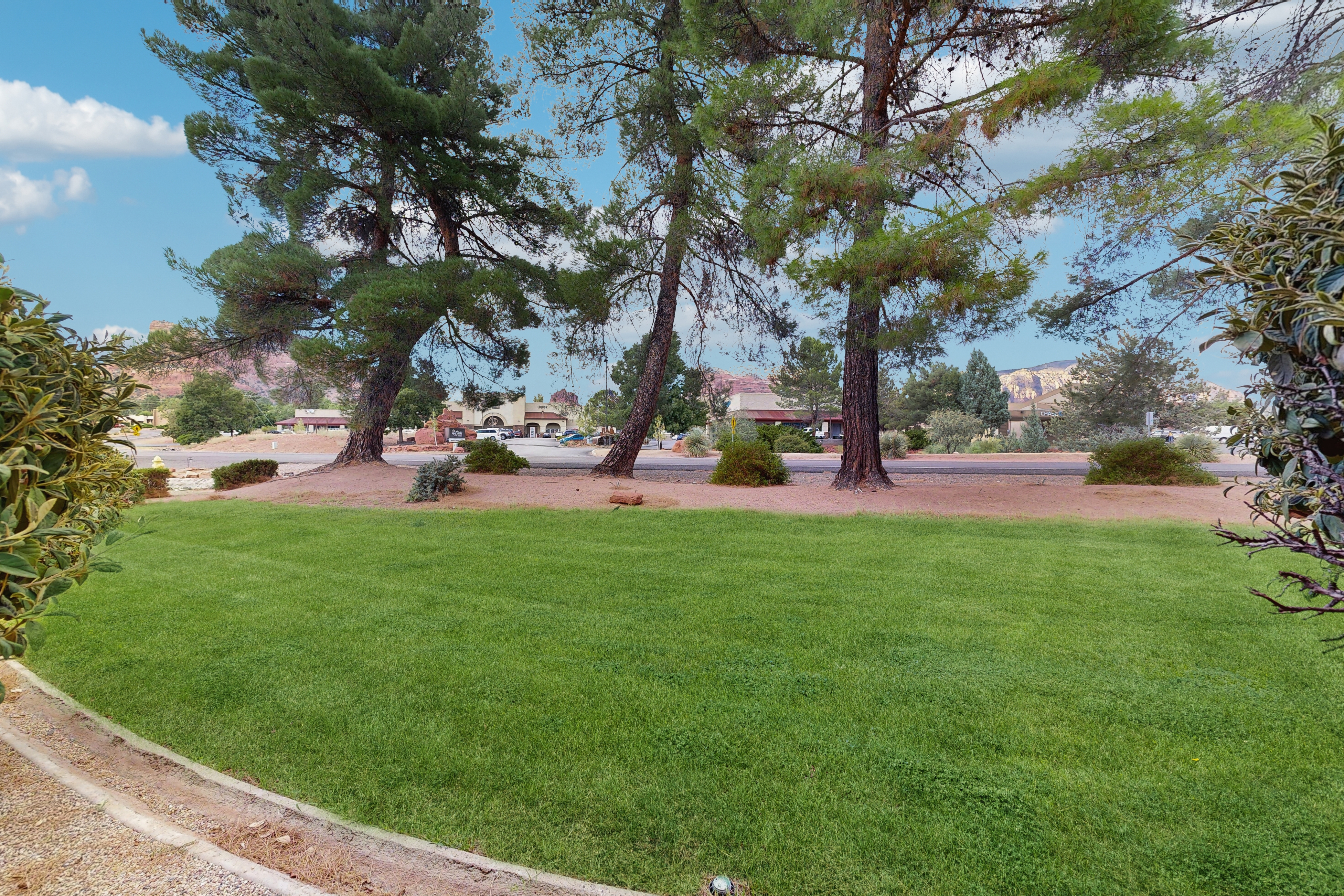 Charming Condo w/ Red Rock views, shared pool/hot tub & pickleball/tennis courts