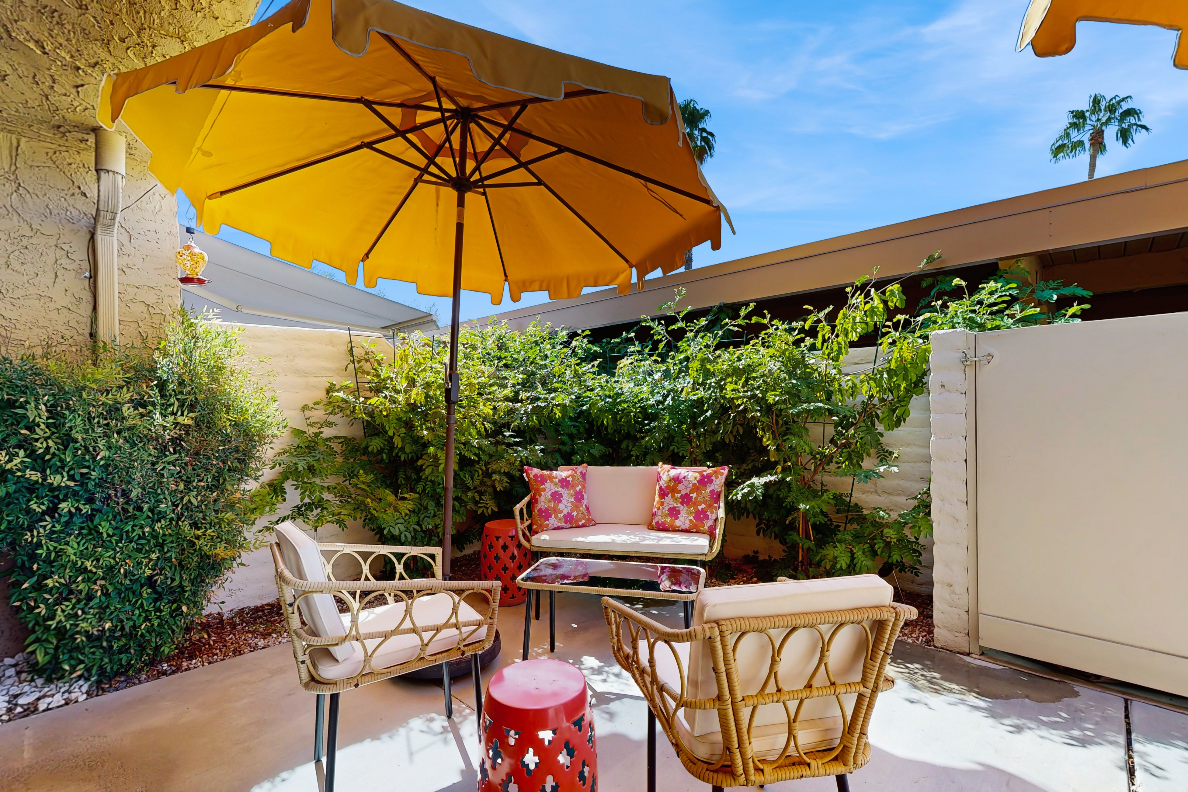 Dog-friendly condo in gated community with on-site pool, hot tub, tennis & W/D