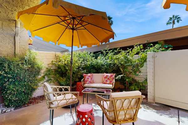 Dog-friendly condo in gated community with on-site pool, hot tub, tennis & W/D