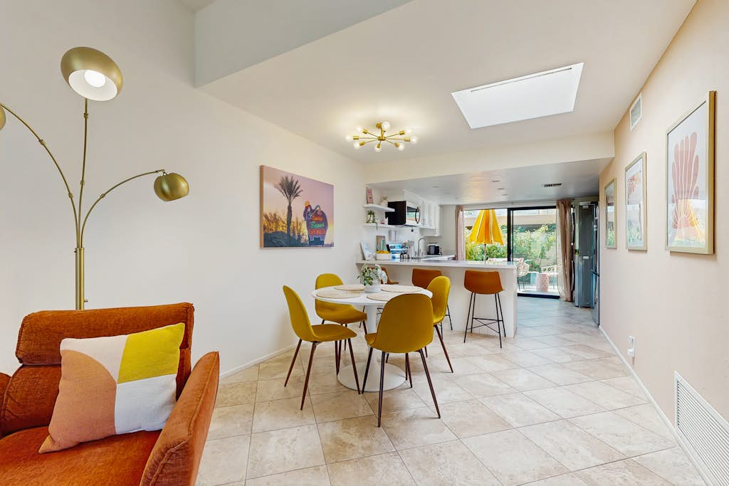 Dog-friendly condo in gated community with on-site pool, hot tub, tennis & W/D
